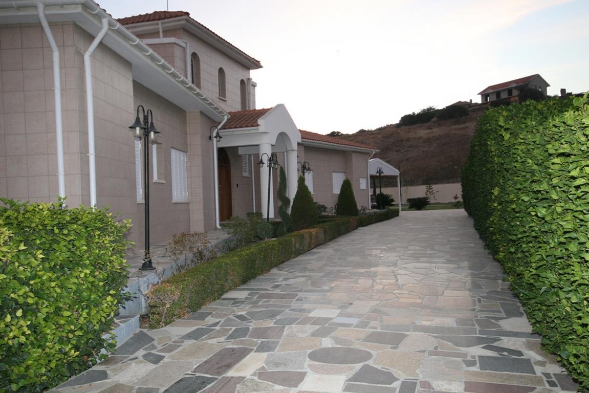 5 bedroom luxury villa for sale in Moni